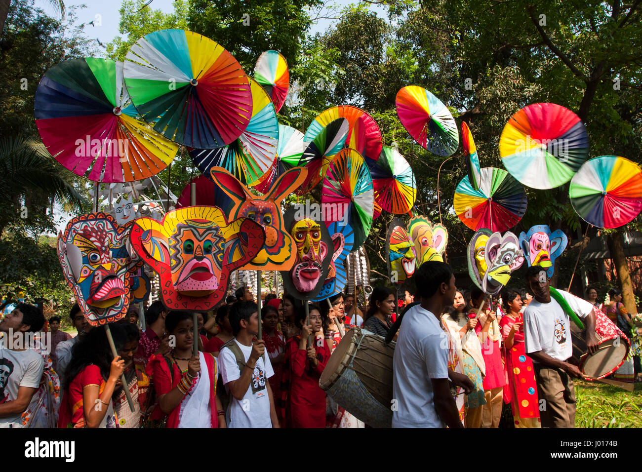 Mangal Shobhajatra, eine bunte und festliche Prozession feiert Pahela Baishakh, Bengali-Neujahr, begibt sich von der schönen Künste Fakultät von Dhaka Stockfoto