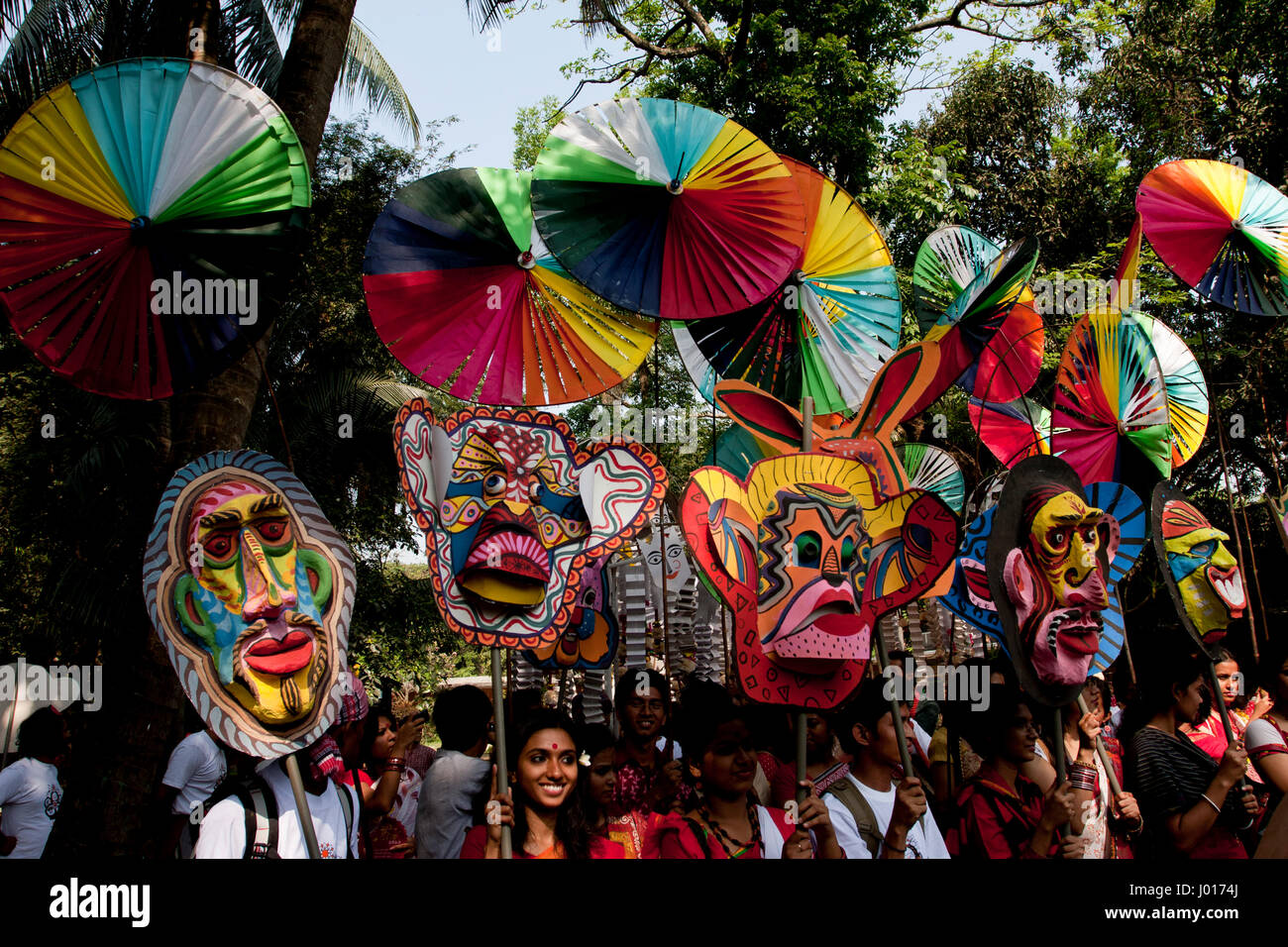 Mangal Shobhajatra, eine bunte und festliche Prozession feiert Pahela Baishakh, Bengali-Neujahr, begibt sich von der schönen Künste Fakultät von Dhaka Stockfoto
