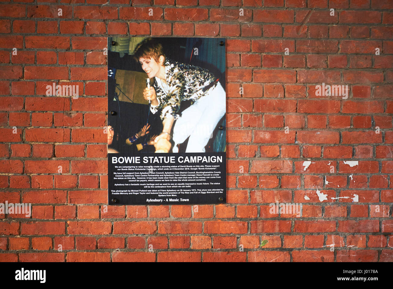 Ein Hinweis auf eine Wand in Aylesbury über einen Kickstarter-Kampagne, um Geld für eine lokale Bowie-statue Stockfoto