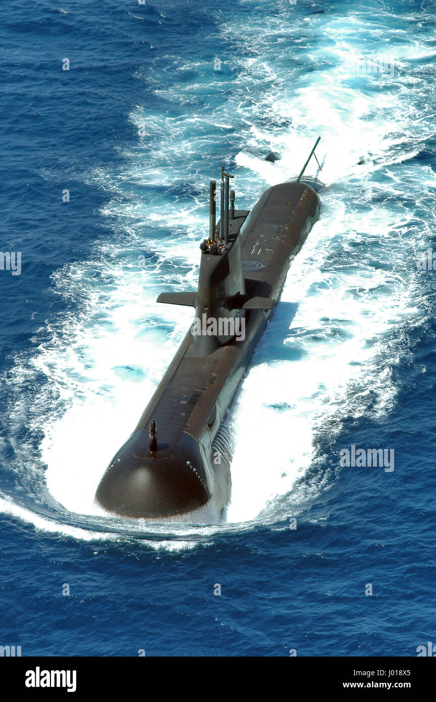 Eine Luftaufnahme von einem australischen Marine-Collins-Klasse u-Boot, HMAS Rankin als es lässt für das offene Meer auf eine 6-Monats-Bereitstellung Stockfoto