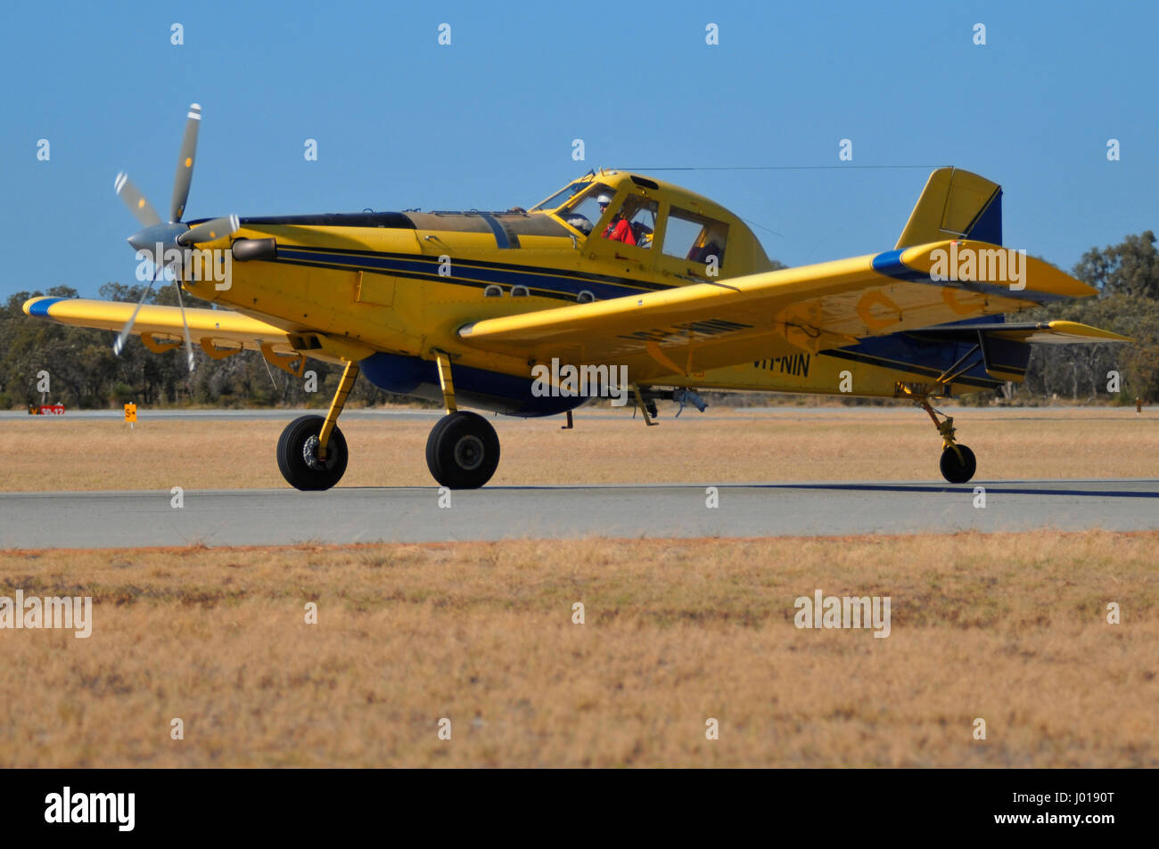 Turbo-Prop Feuer Bomber seine ausziehen Roll ab. Stockfoto