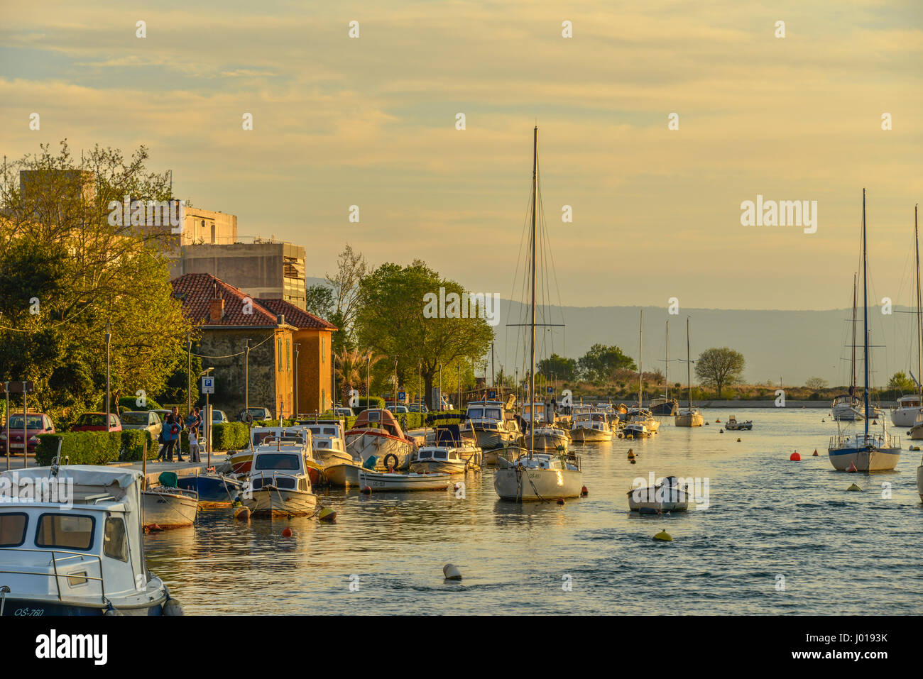 Am späten Nachmittag beleuchtet Licht Boote auf dem Fluss Cetina bei Omis an der dalmatinischen Küste von Kroatien Stockfoto