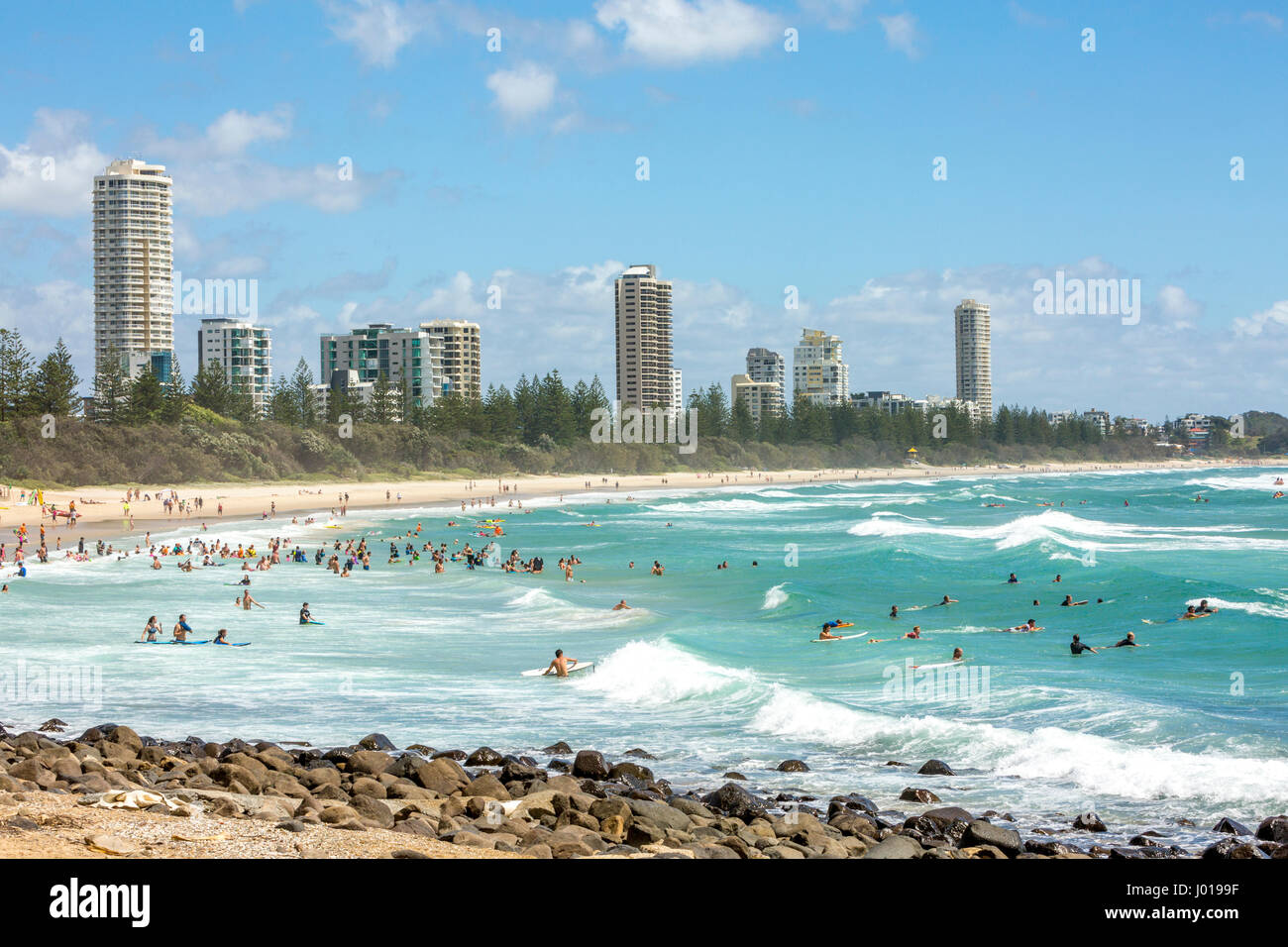 Menschen am Strand und im Meer bei Burleigh Heads an der Gold Coast in Queensland, Australien Stockfoto