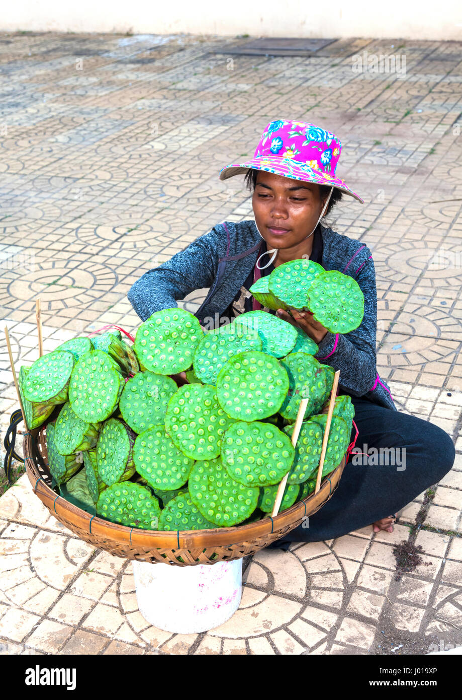 Kambodschanische Frau verkaufen grün Lotus Hülsen in Phnom Penh Stockfoto
