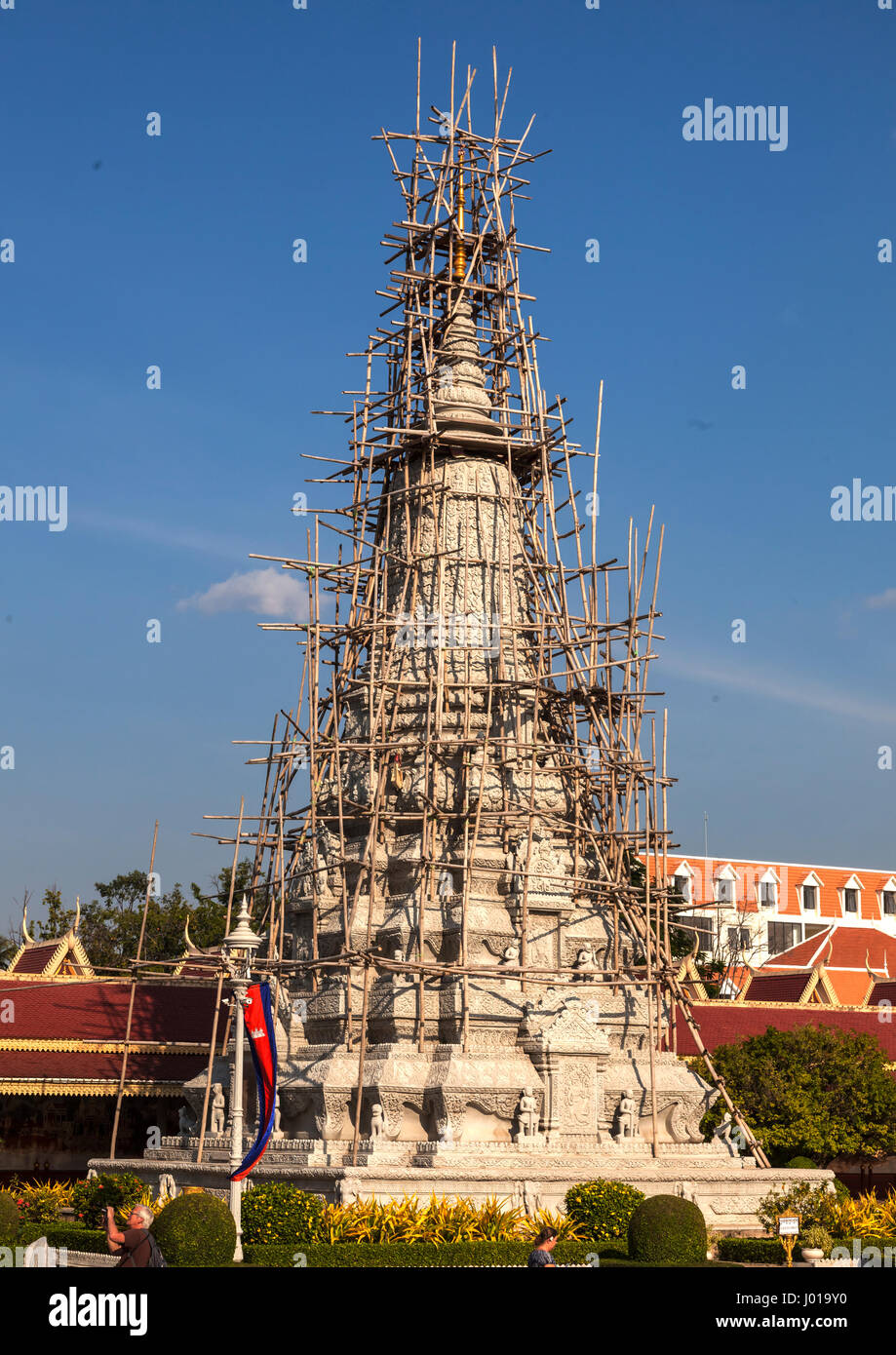 Seine Majestät König Ang Duong Stupa bedeckt Bambus-Gerüst in der Restaurierung in Phnom Penh, Kambodscha Stockfoto