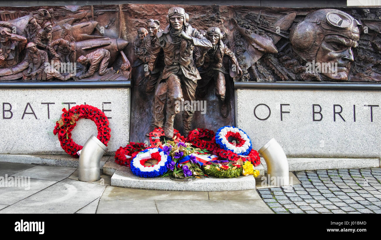 Schlacht von Großbritannien War Memorial, Embankment London. Skulptur von Paul Day gewidmet die Flieger, die ihre Leben während dieser Weltkrieg ll Schlacht verloren Stockfoto