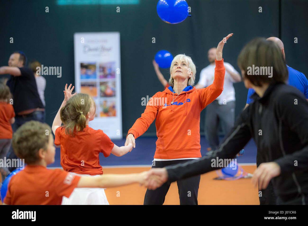 Judy Murray coaching Tennis zu einer Mischung von Erwachsenen und Kindern Stockfoto