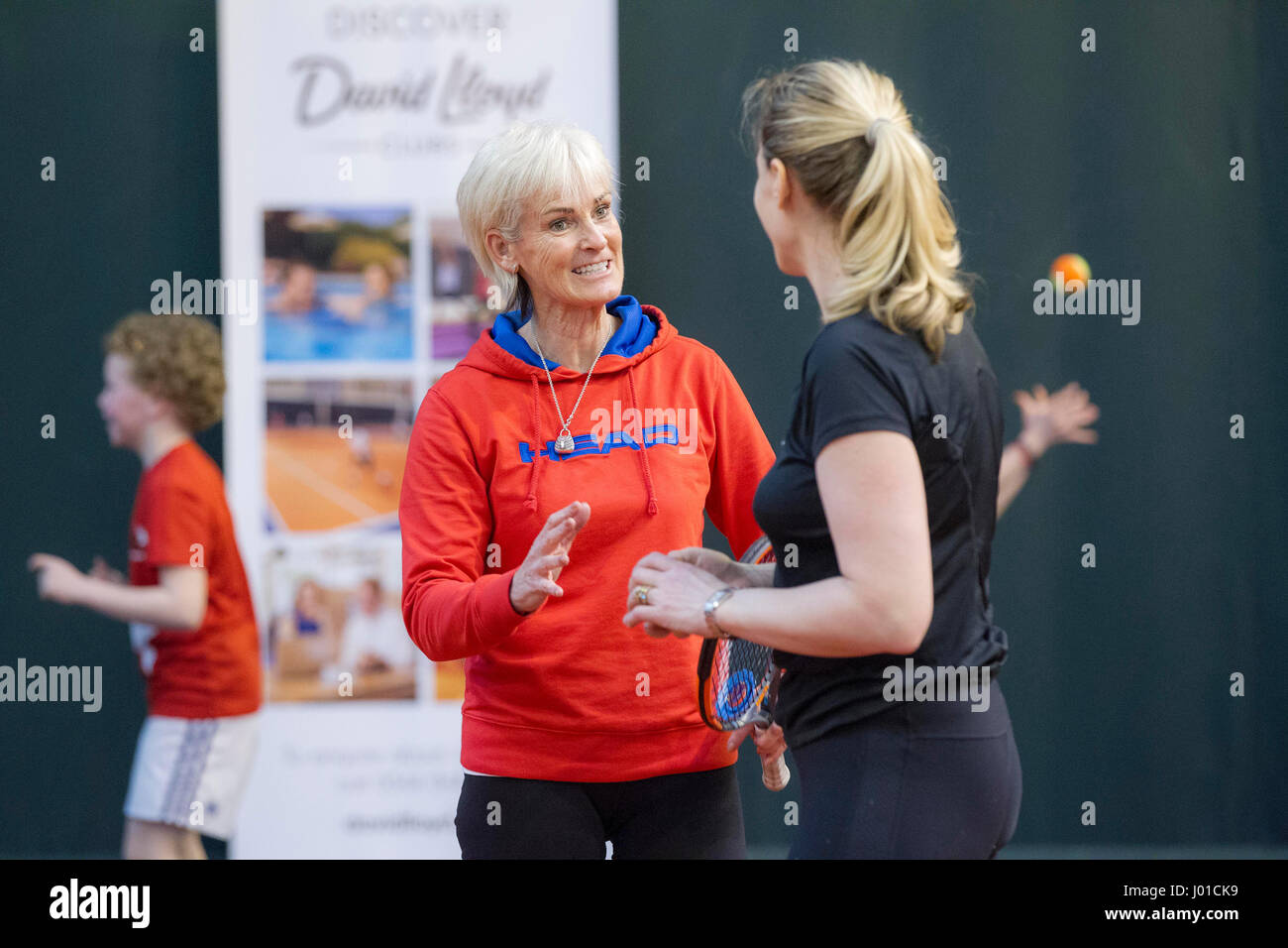 Judy Murray coaching Tennis zu einer Mischung von Erwachsenen und Kindern Stockfoto