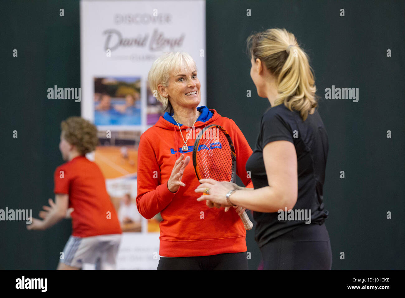 Judy Murray Coacj = Hing Tennis zu einer Mischung von Erwachsenen und Kindern Stockfoto