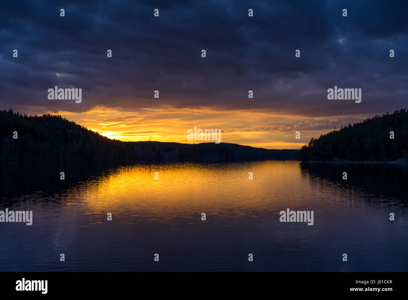 Norrkopng-Schweden-Europa. Schöne Natur und Landschaft Foto von farbenprächtigen Sonnenuntergang am See. Schönen ruhigen, friedlichen und fröhlichen Abend. Sehr schön im freien Stockfoto