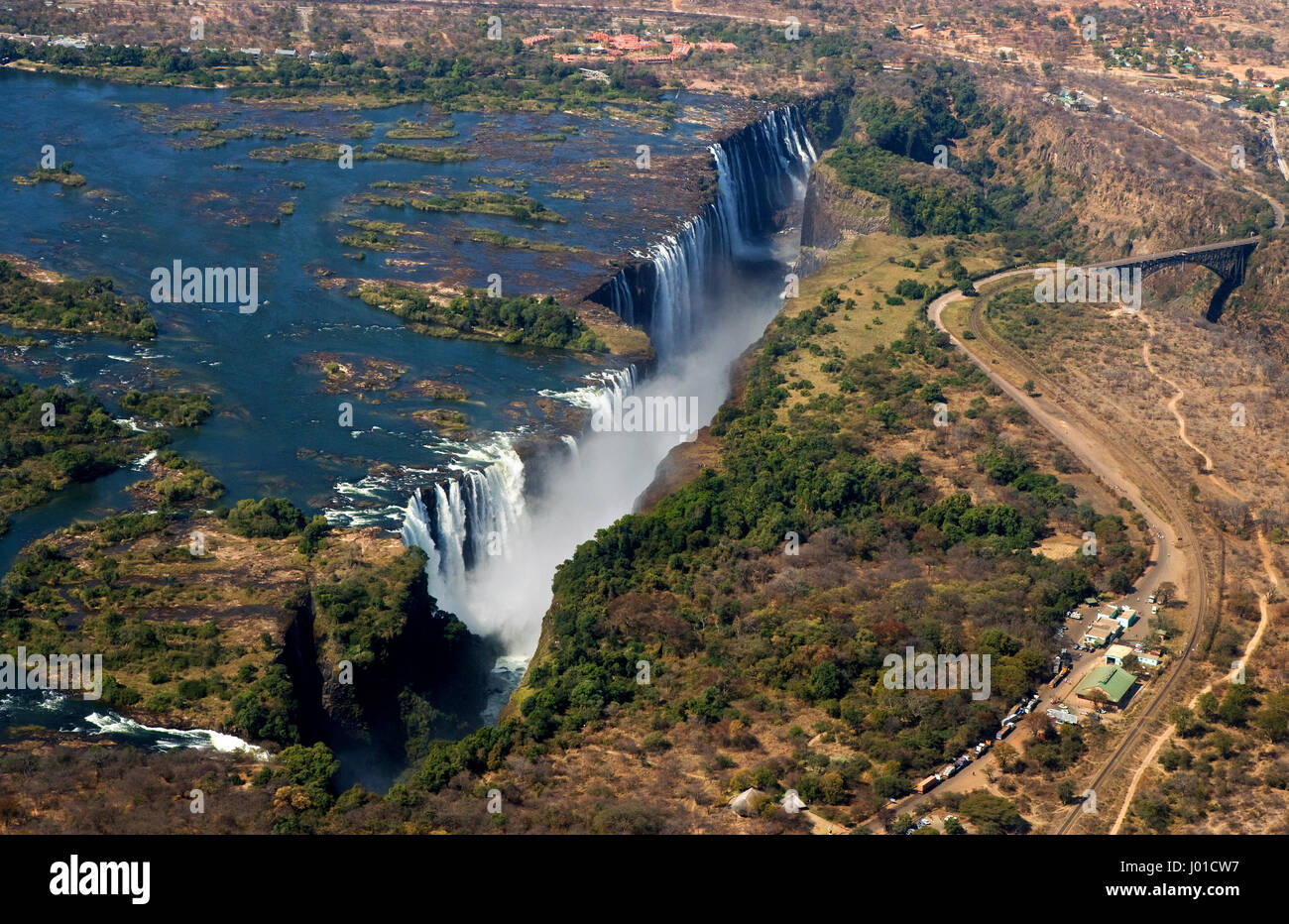 Die Victoriafälle ist der größte Vorhang des Wassers in der Welt. Die Wasserfälle und die Umgebung ist die Mosi-Oa-Tunya National Parks. Stockfoto