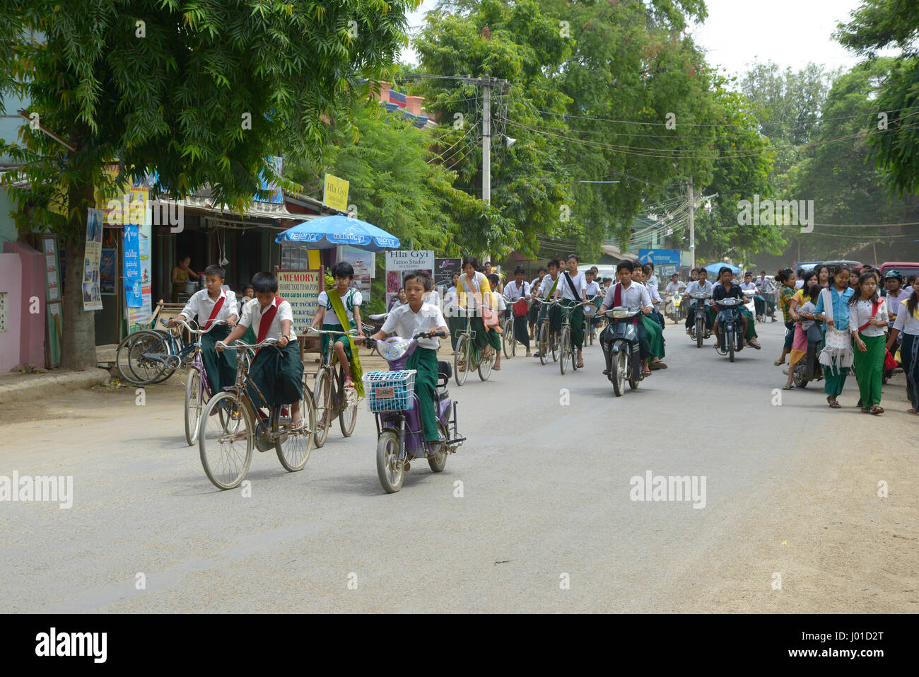 Verkehr von Motorrädern und Fahrrädern in den Straßen von Inle Stockfoto