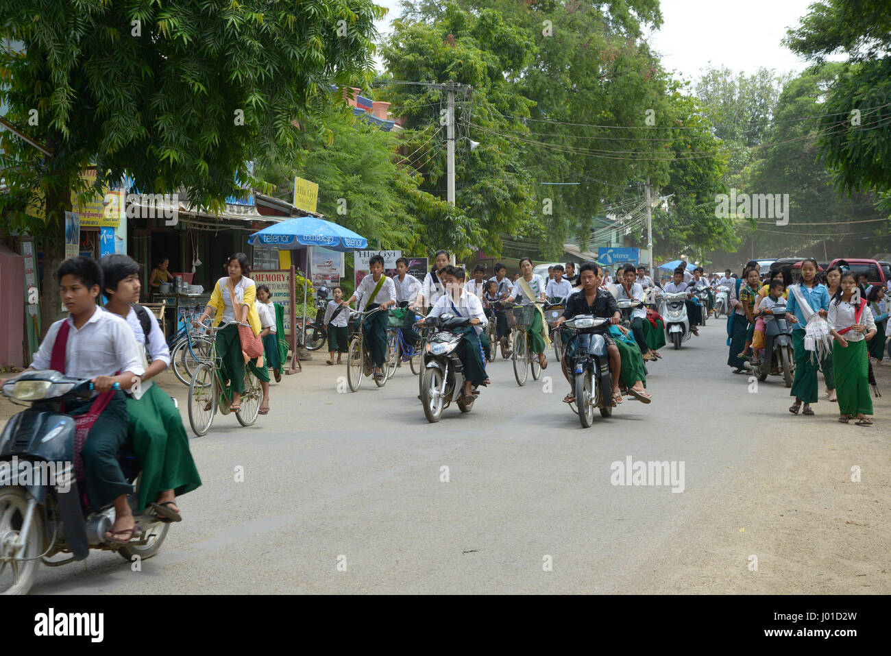 Verkehr von Motorrädern und Fahrrädern in den Straßen von Inle Stockfoto