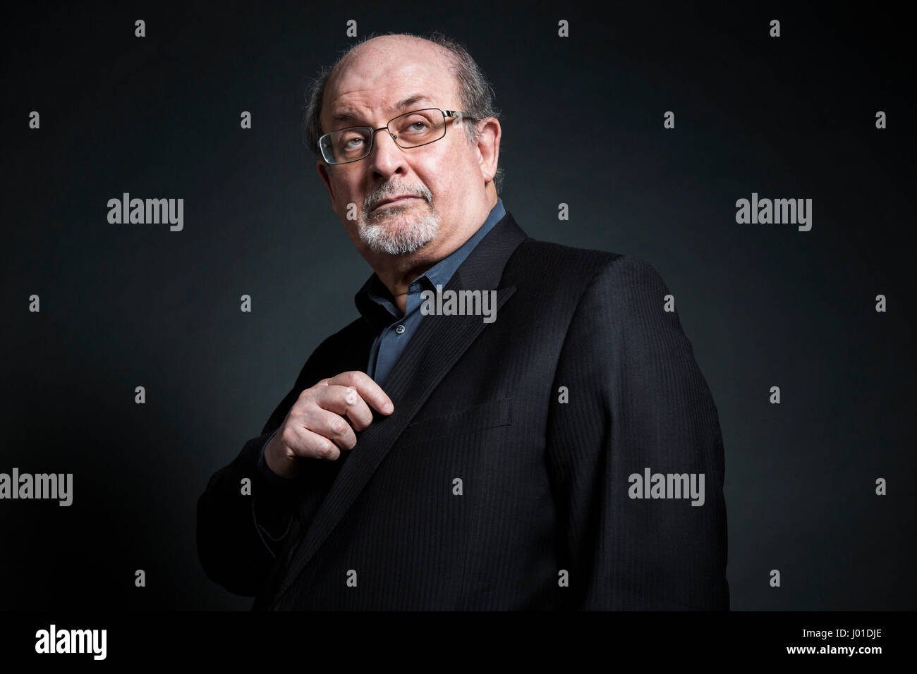 Porträt (Ahmed) Salman Rushdie (Dank Hotel Park Hyatt Paris-Vendome) 09.11.2016 © Philippe MATSAS/Opale Stockfoto