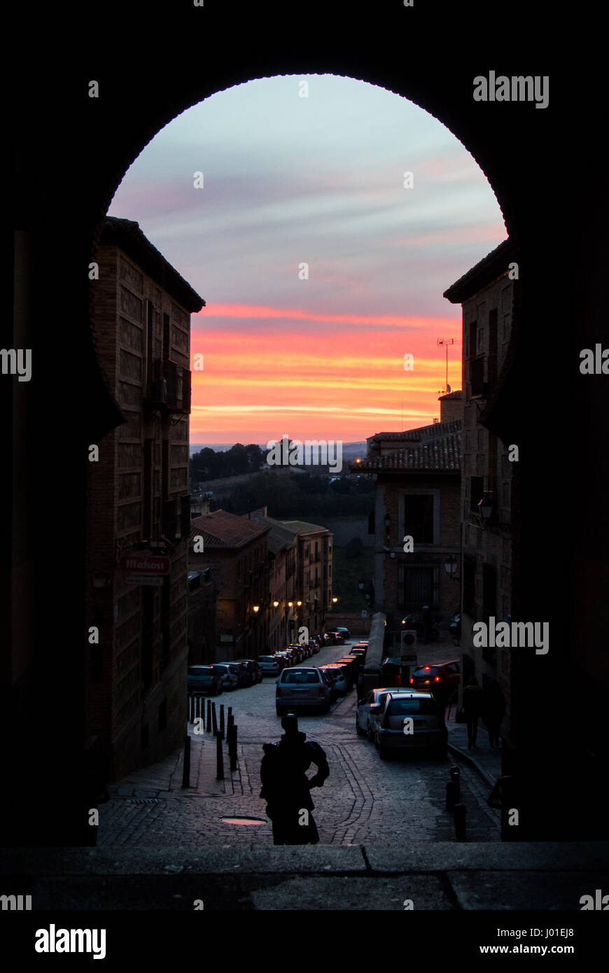 Am frühen Morgen und Sunrise, ein Blick aus einem Torbogen am Platz Plaza de Zocodover, Toledo, Castilla La Mancha, Spanien. Stockfoto