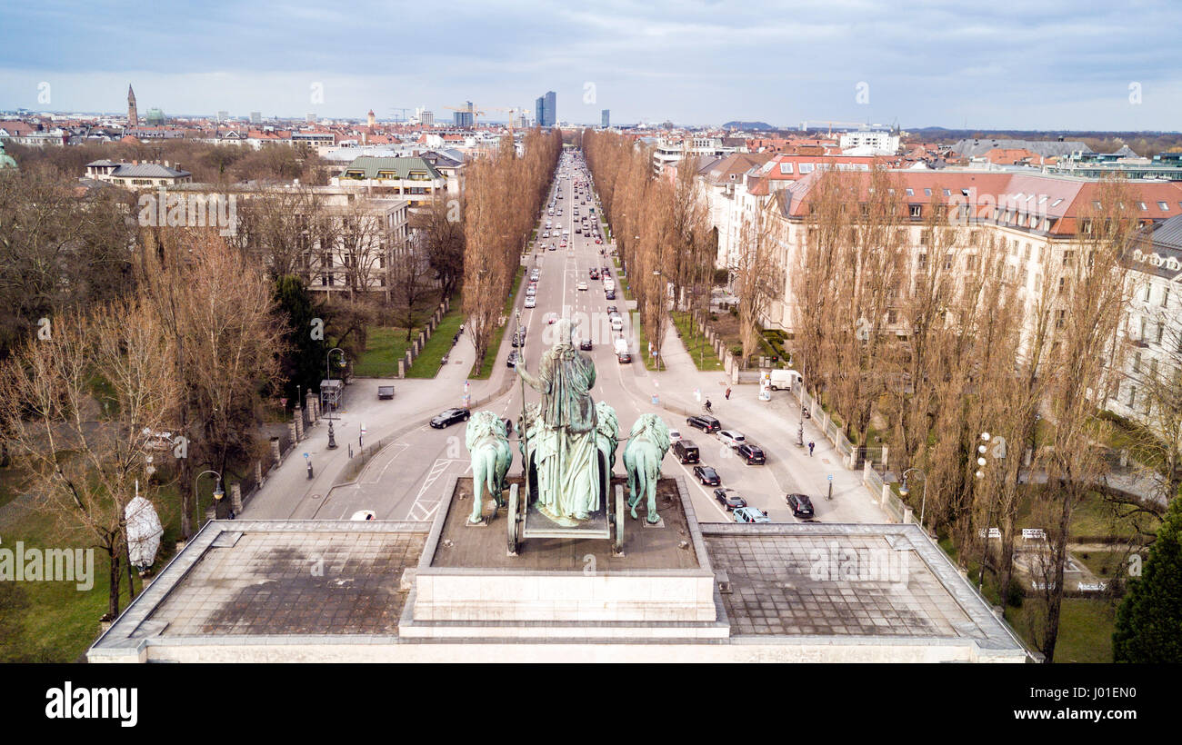 Luftbild von der berühmten Leopoldstraße in München mit dem Siegestor