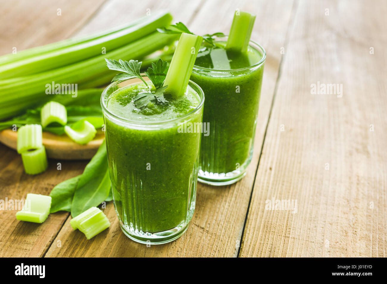 Grüner Smoothie mit Sellerie und Spinat Stockfoto