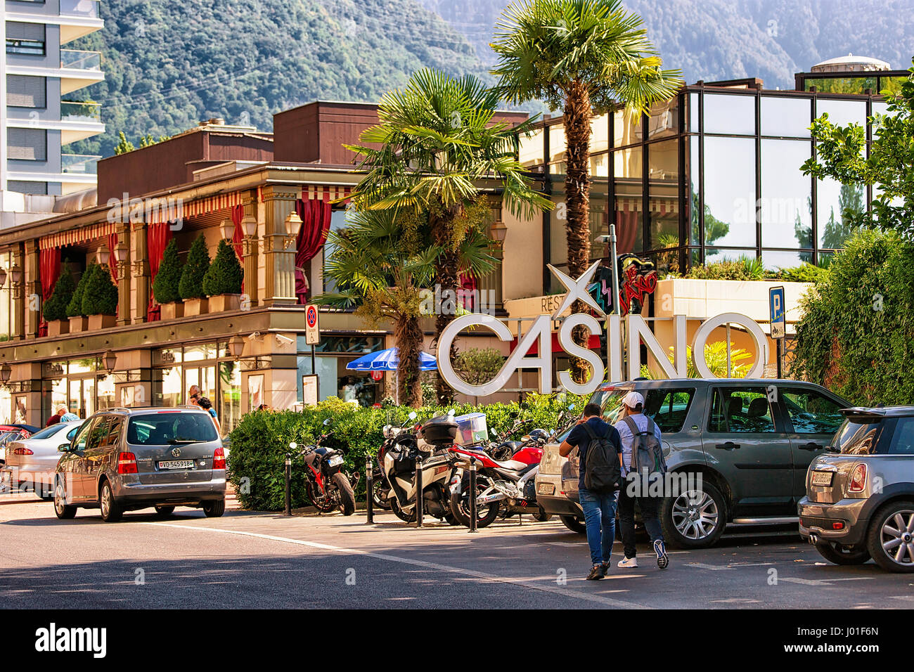 Montreux, Schweiz - 27. August 2016: Retro-Autos im Casino-Gebäude am Genfer See in Montreux, Kanton Waadt, Schweiz. Menschen auf dem Hintergrund Stockfoto