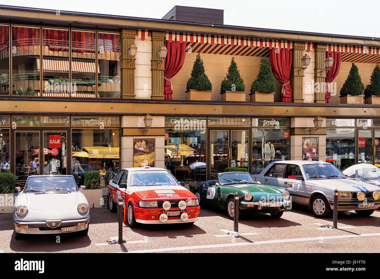 Montreux, Schweiz - 27. August 2016: Retro-Autos parkten auf Casino-Gebäude am Genfer See in Montreux, Kanton Waadt, Schweiz. Menschen auf der Rückseite Stockfoto