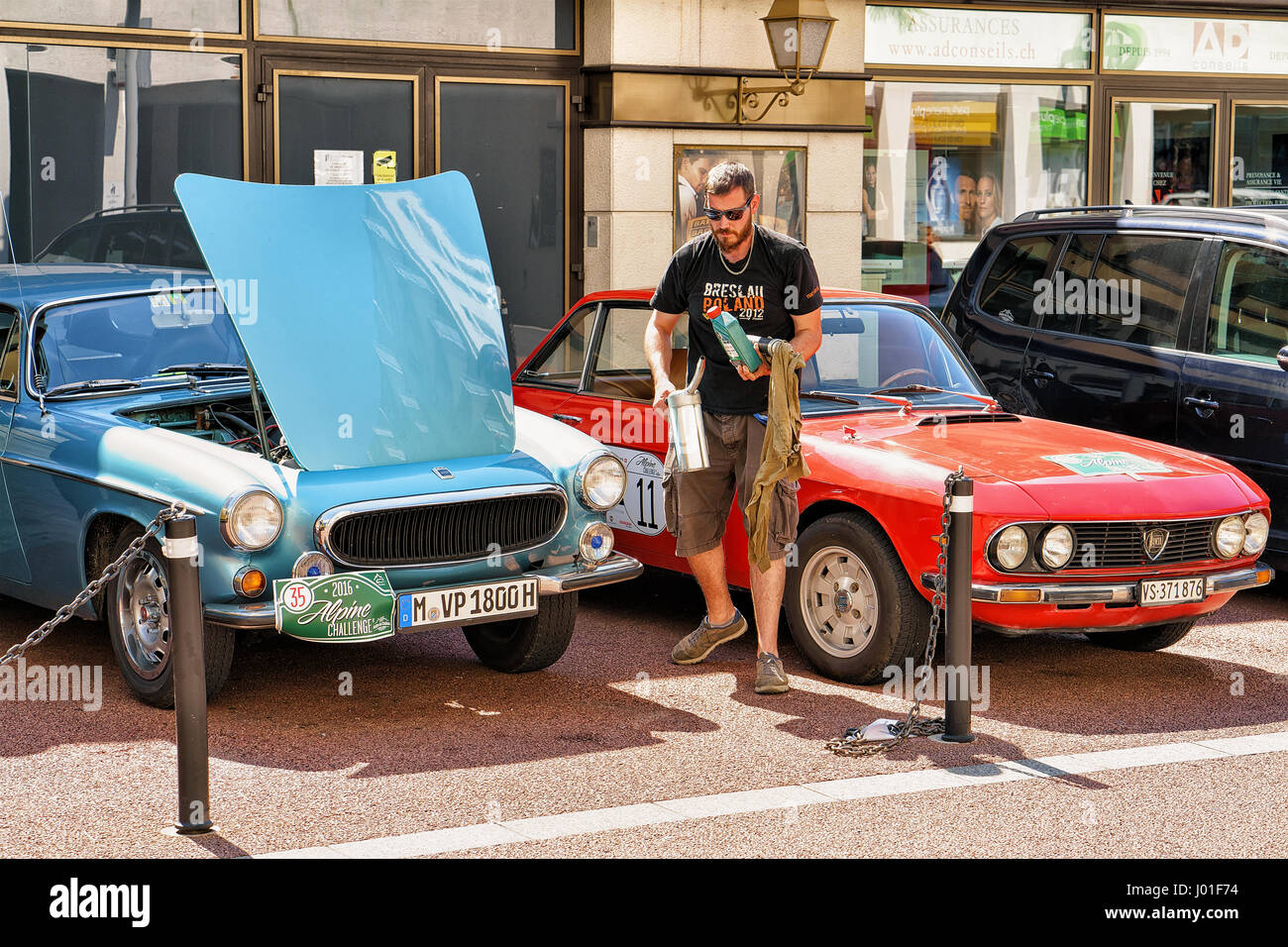 Montreux, Schweiz - 27. August 2016: Retro-Autos geparkt im Casino-Gebäude in Montreux, Kanton Waadt, Schweiz. Mann im Hintergrund Stockfoto