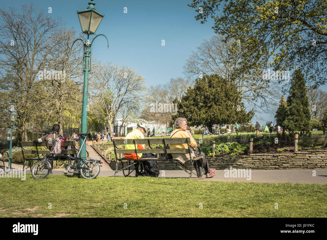 Menschen entspannen in Horniman Gärten in Forest Hill, London, SE23, UK Stockfoto