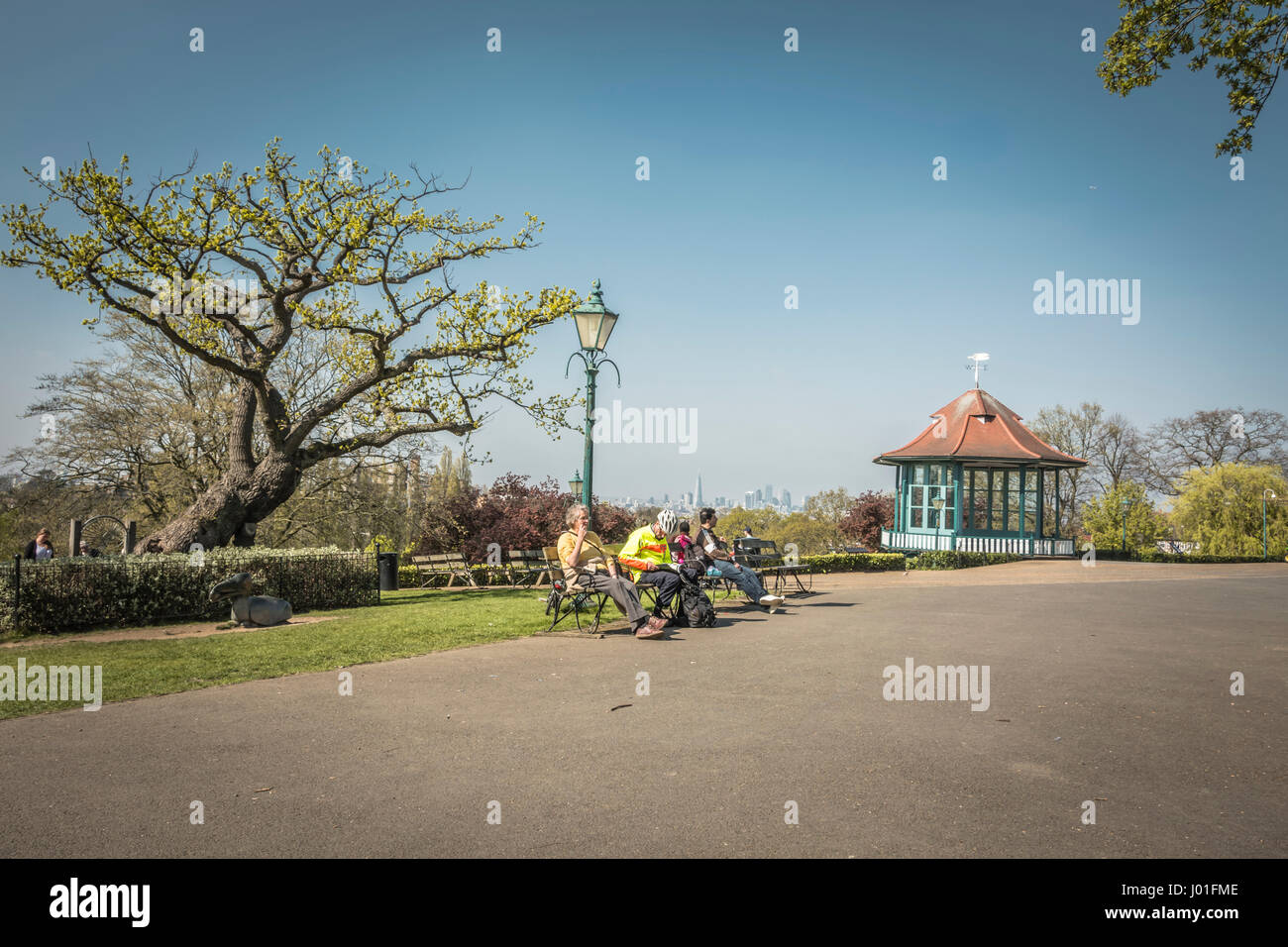 Menschen entspannen in Horniman Gärten in Forest Hill, London, SE23, UK Stockfoto