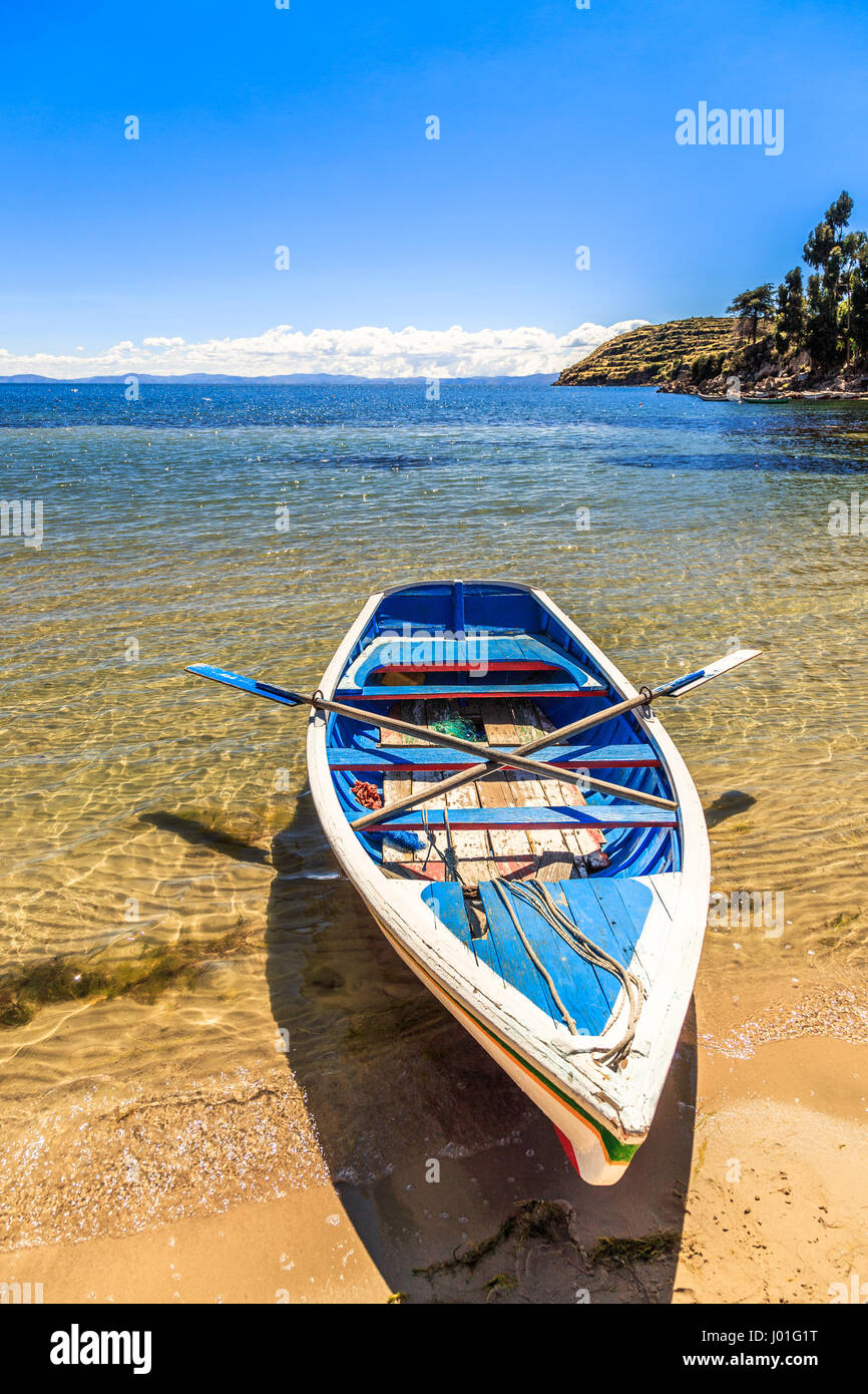 Einsame Boot, blaues Wasser und Küste Titicaca, Insel der Sonne, Bolivien, Südamerika Stockfoto Einsame Boot, blaues Wasser und Küste Titicaca, Insel der Sonne, Bolivien, Südamerika Stockfoto