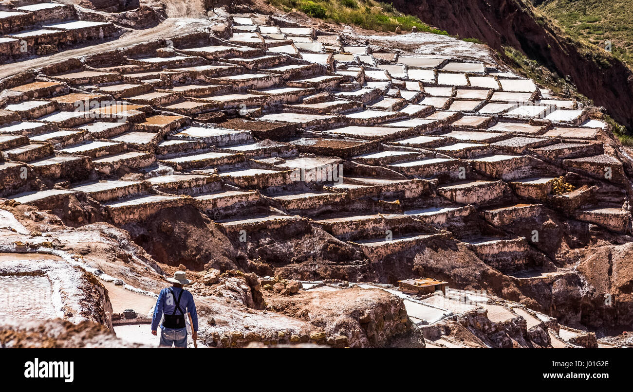 Salzbergwerk und Becken mit Arbeiter vor, Salineras de Maras. Peru Stockfoto Salzbergwerk und Becken mit Arbeiter vor, Salineras de Maras. Peru Stockfoto