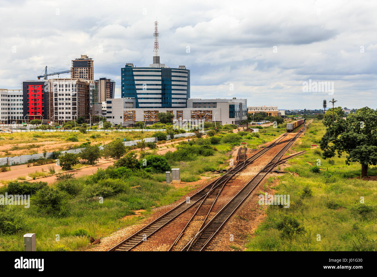 Eisenbahn und sich rasch entwickelnden zentraler Geschäftsbezirk, Gaborone, Botswana, Afrika, 2017 Stockfoto