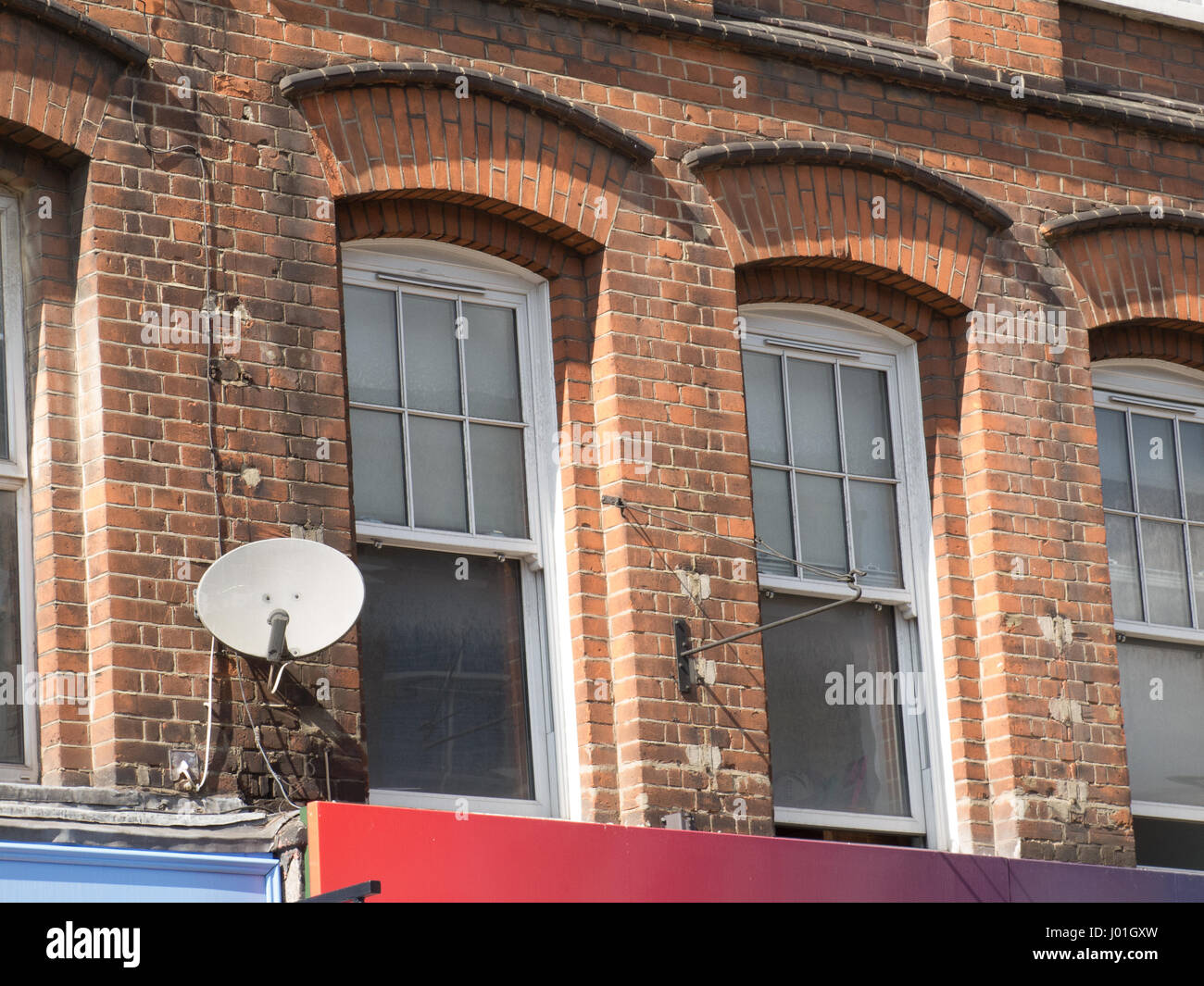 flach über Schaufenstern Satellitenschüssel Putney London Stockfoto