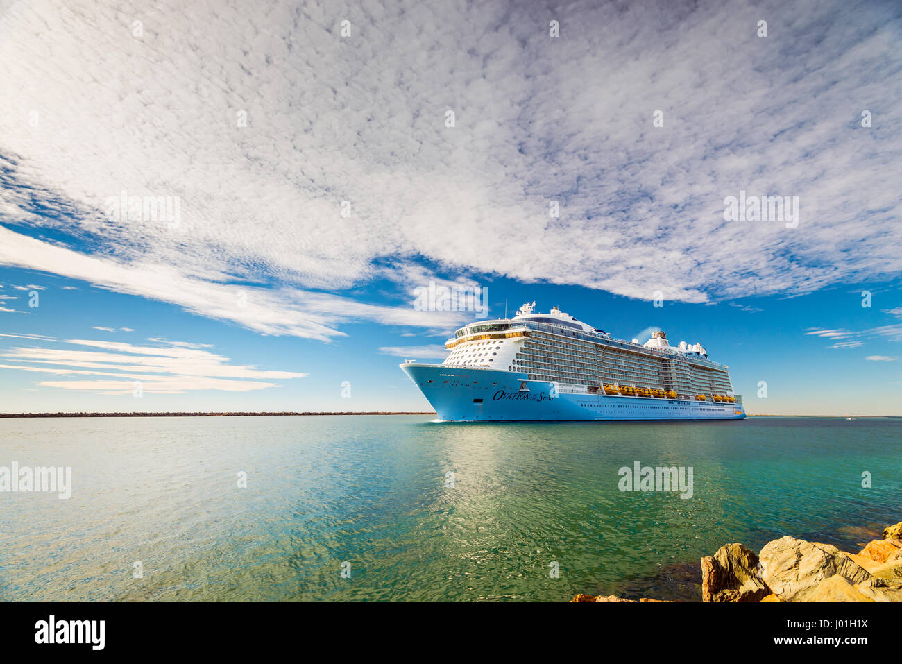 Port Adelaide, South Australia, 14. Februar 2017: MS Ovation der Meere Kreuzfahrtschiff äußeren Hafen bei Sonnenuntergang verlassen. Stockfoto