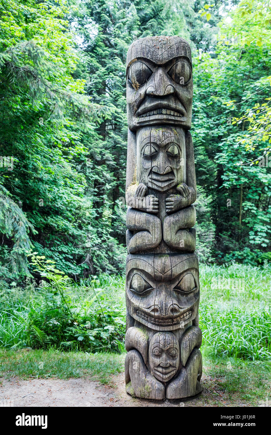 Eine alte Totempfahl der Inuit in Alaska Wald Stockfoto