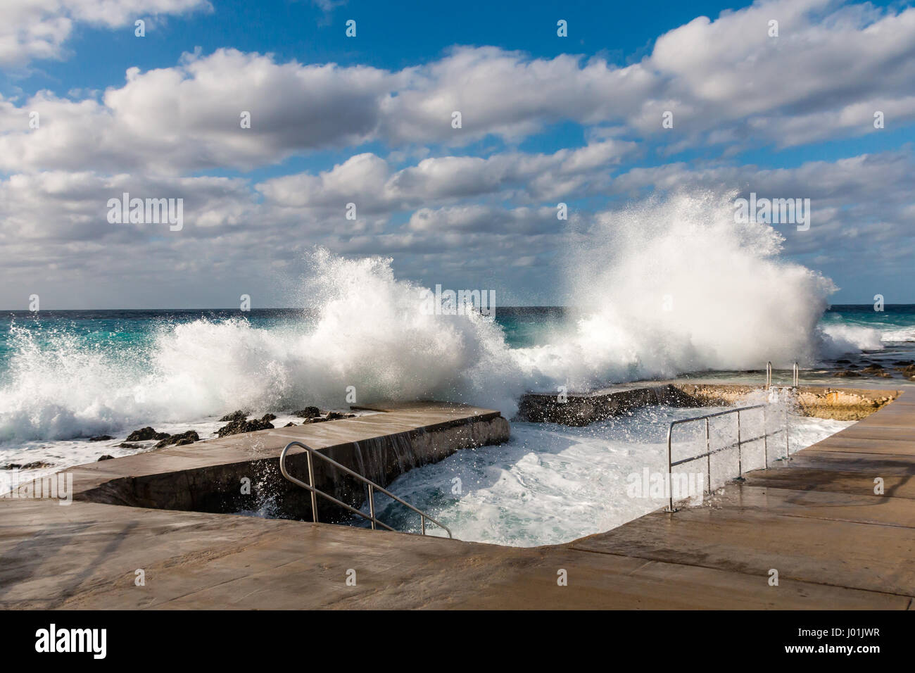 Rough Ozean Wellen in Ufer Stockfoto