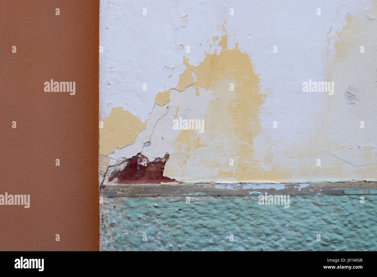 Detail der Fassade mit abgeplatzte Farbe Stockfoto