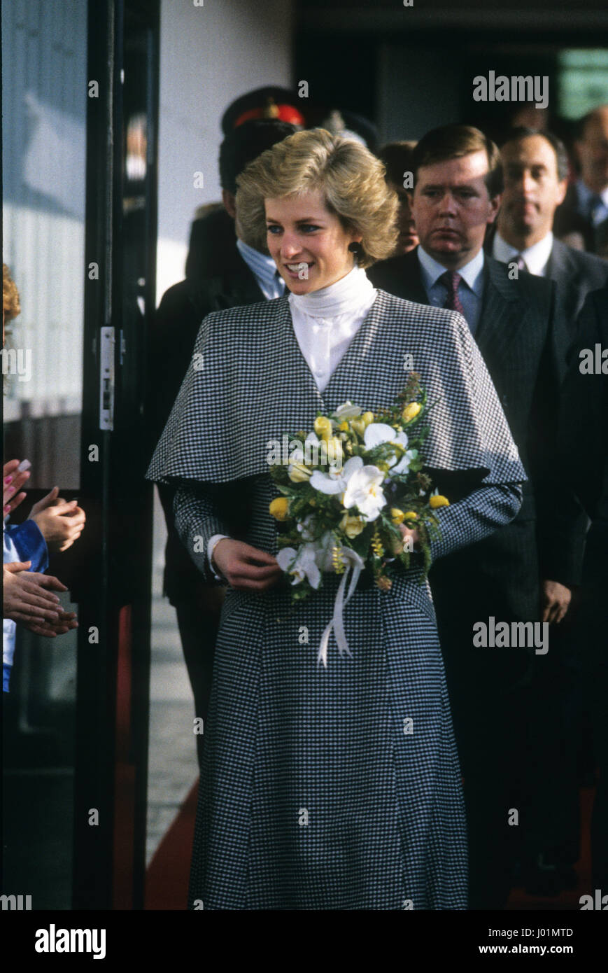 Prinzessin Diana, Prinzessin von Wales, besuchte die NEC-Fabrik, gefolgt von ihrem Schutzoffizier Ken Wharfe im November 1988 Stockfoto