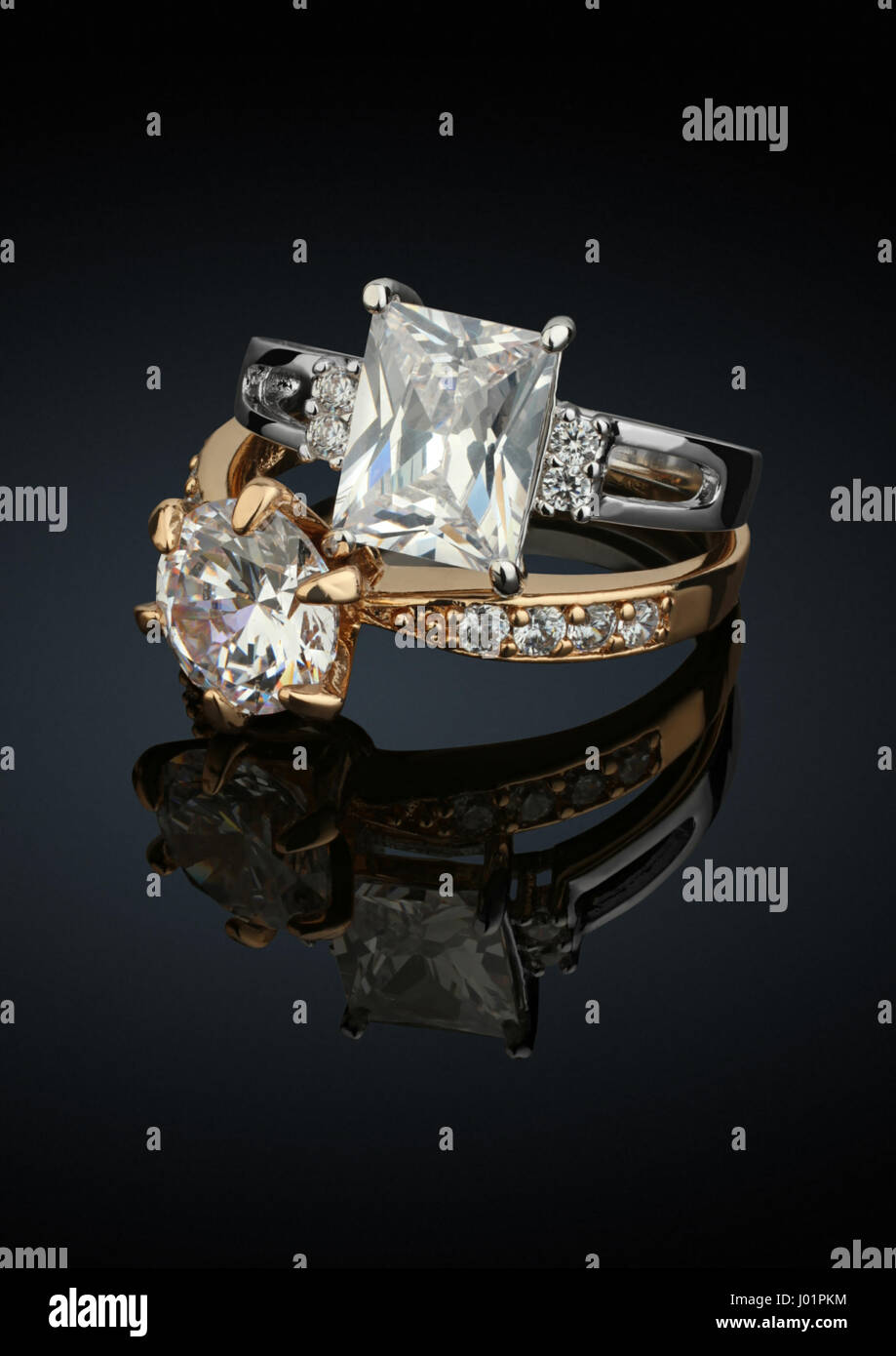 Zwei Schmuck Ringe mit großen Diamanten auf schwarz Stockfoto