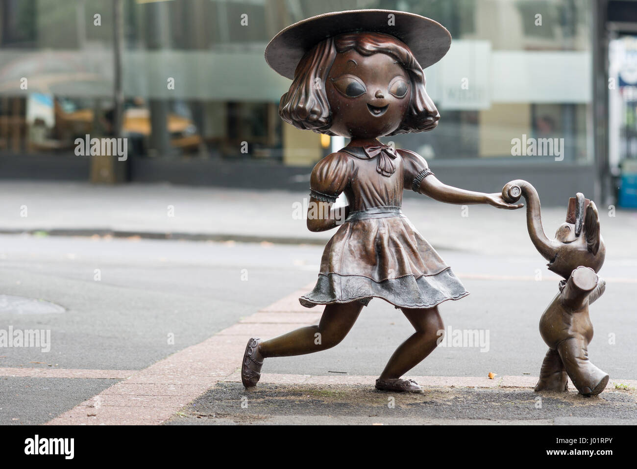 Auckland, Neuseeland - 1. März 2017: Bronze-Statue von tanzenden Mädchen mit Elefanten, benannte Twist von der Künstlerin Tanja Jade McMillan. Elend ist eine weitere n Stockfoto