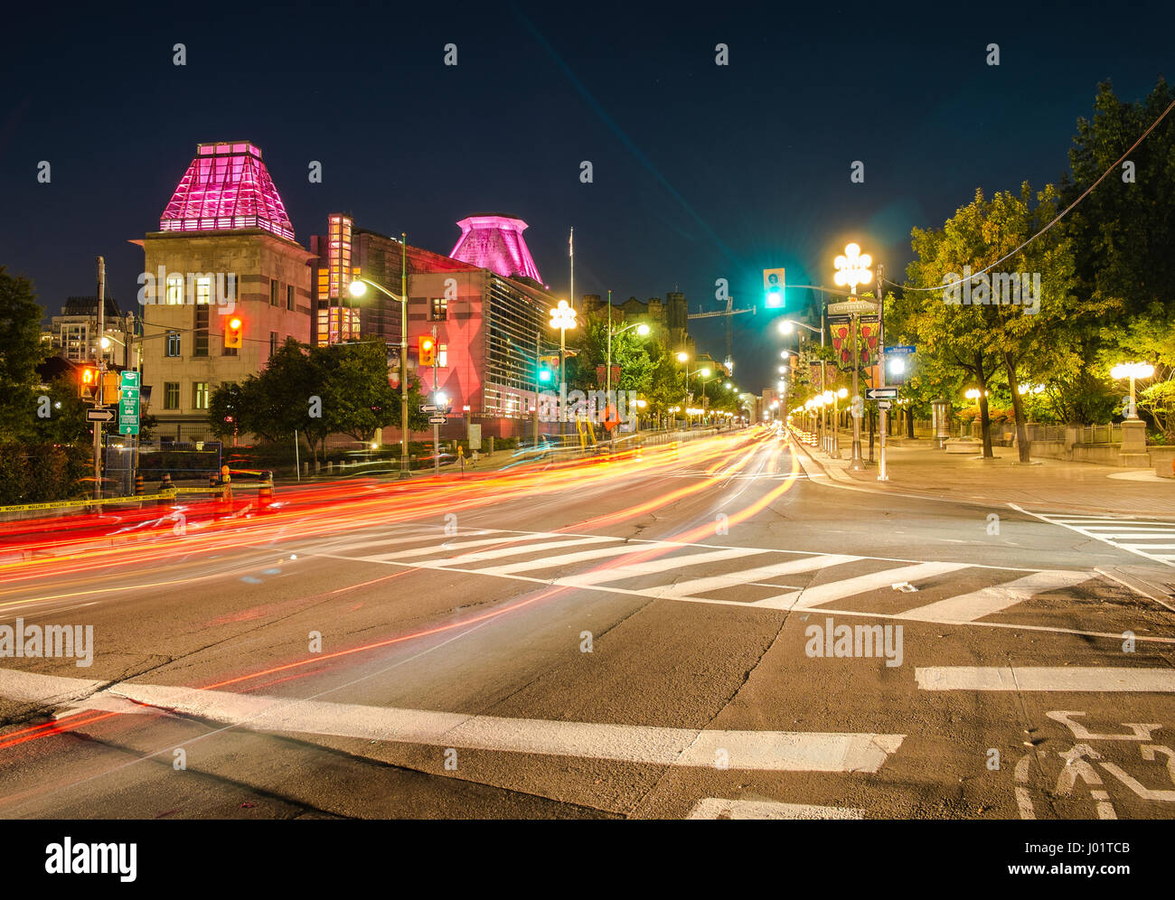 Streifen von Autolichter in der Nacht vom Verkehr auf Mackenzie Avenue, angrenzend an die US-Botschaft in Ottawa, Kanada Stockfoto