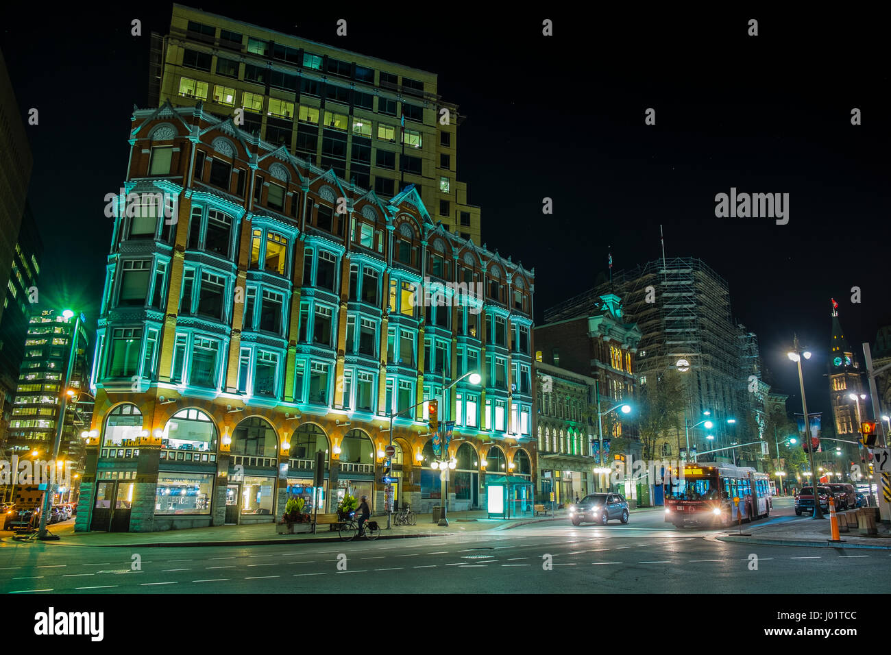 Das historische Gebäude der Kammern, an der Ecke von Elgin und Queen Street in Ottawa, Kanada, gesehen in der Nacht Stockfoto