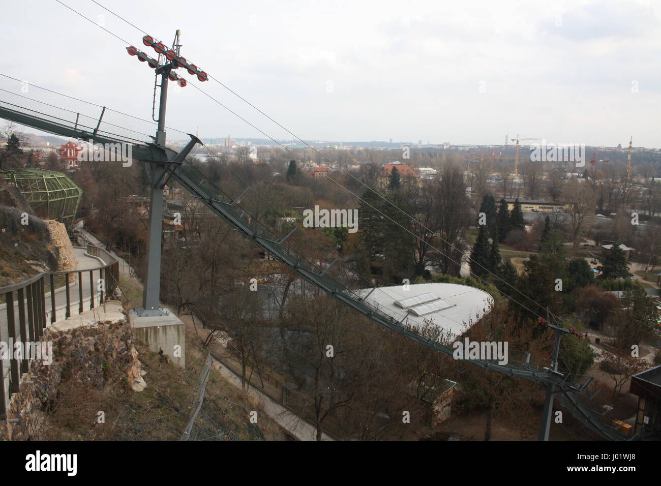 Ansicht von oben. Für Wartungsarbeiten aus. Sessellift im Zoo Prag Stockfoto