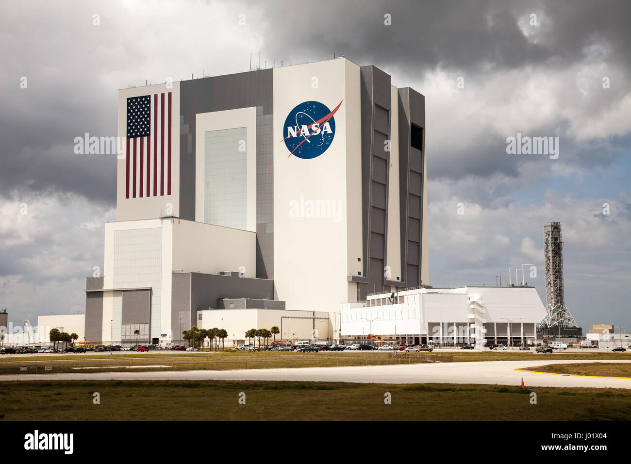 Cape Canaveral, FL USA - 28. März 2012: Vehicle Assembly Building bei der NASA, Kennedy Space Center in Florida, USA. Stockfoto