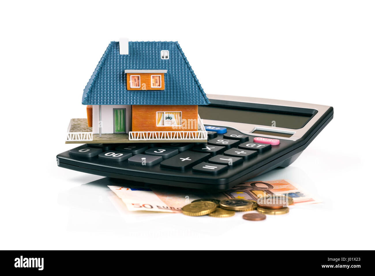 Grundsteuer und Hypothek Konzept - Hausmodell auf Rechner Stockfoto