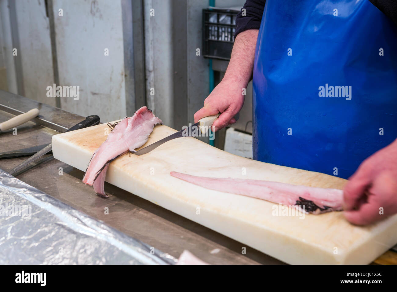 Fischverkäufer kurz mit einem dünnen Messer auf dem Markt von Cádiz, Andalusien, Spanien Stockfoto