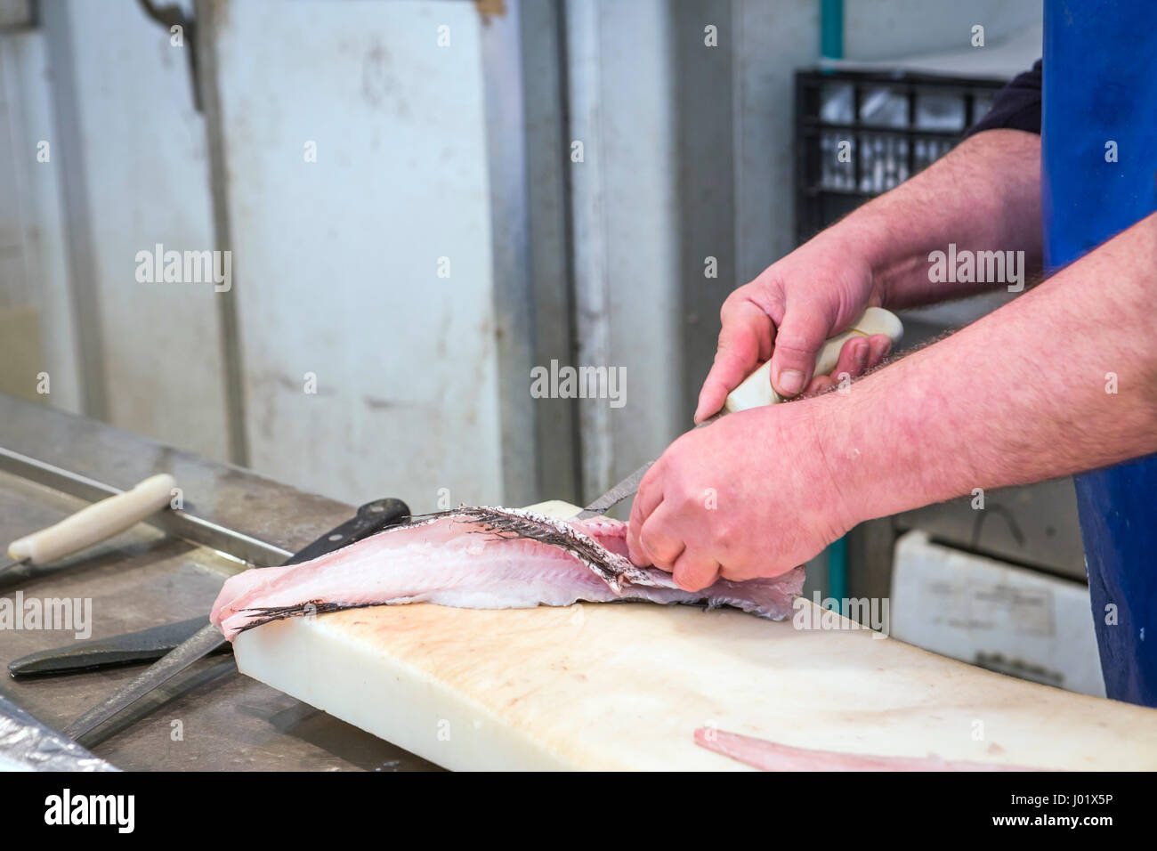 Fischverkäufer kurz mit einem dünnen Messer auf dem Markt von Cádiz, Andalusien, Spanien Stockfoto