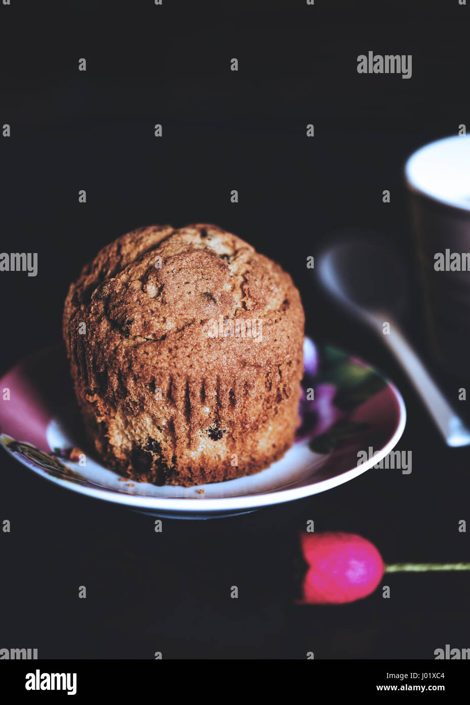 Süße Muffins mit dunkler Schokolade Bohnen, Mehl ist glutenfrei und ohne Palmöl wurde als Zutat verwendet. Stockfoto