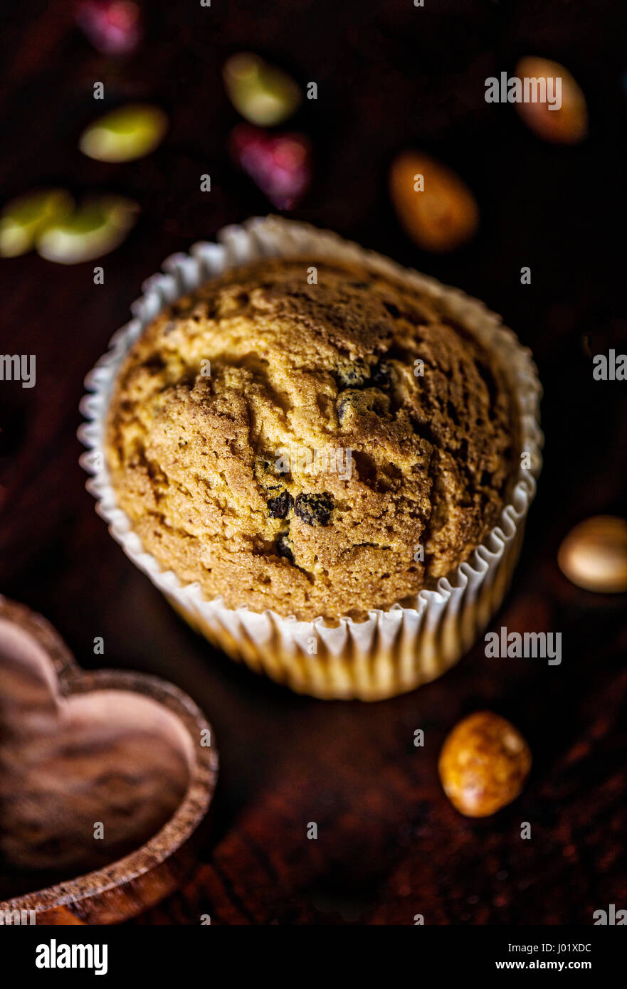 Süße Muffins mit dunkler Schokolade Bohnen, Mehl ist glutenfrei und ohne Palmöl wurde als Zutat verwendet. Stockfoto