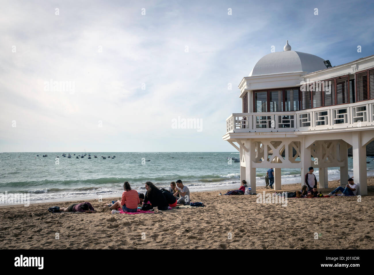 Cadiz Spanien-April 1: Caleta Strand mitten in der Altstadt ist die beliebteste Strände, Gruppe junger Leute, genießen Sie einen sonnigen Nachmittag Stockfoto