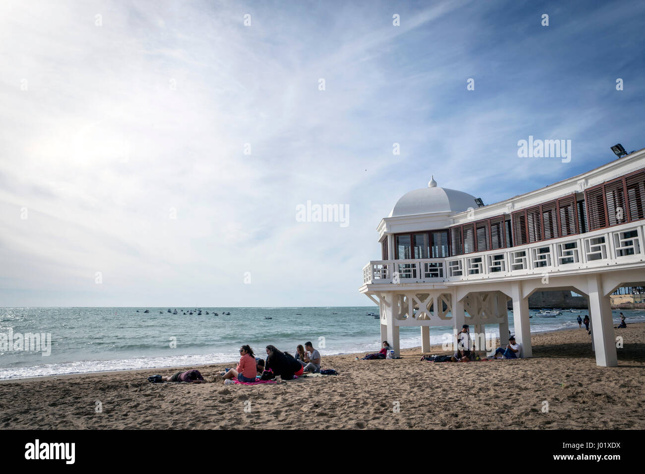Cadiz Spanien-April 1: Caleta Strand mitten in der Altstadt ist die beliebteste Strände, Gruppe junger Leute, genießen Sie einen sonnigen Nachmittag Stockfoto