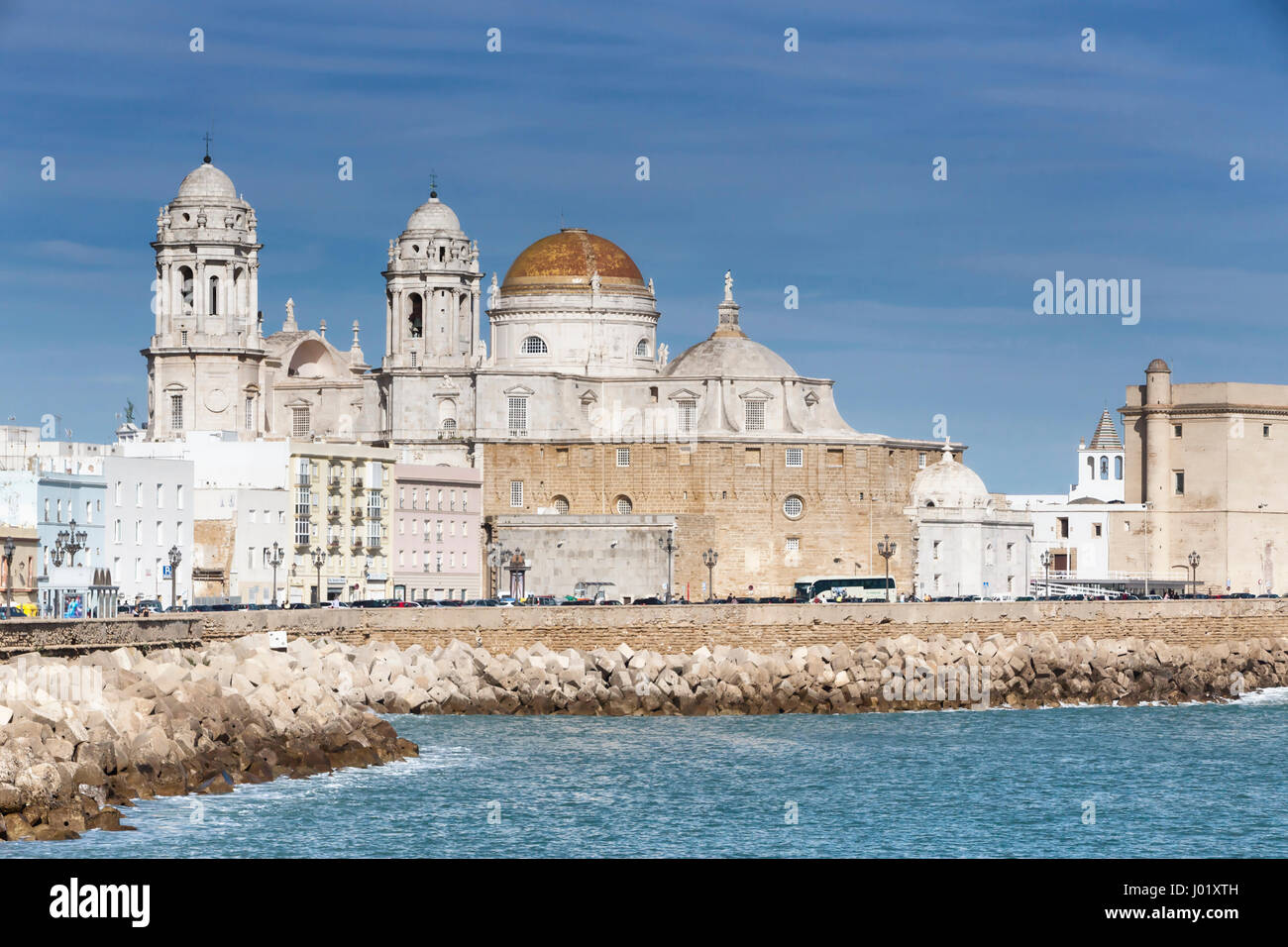 Panoramablick über die Stadt auf März, grenzt an das Mittelmeer und seine Kathedrale, Cádiz, Andalusien, Spanien Stockfoto