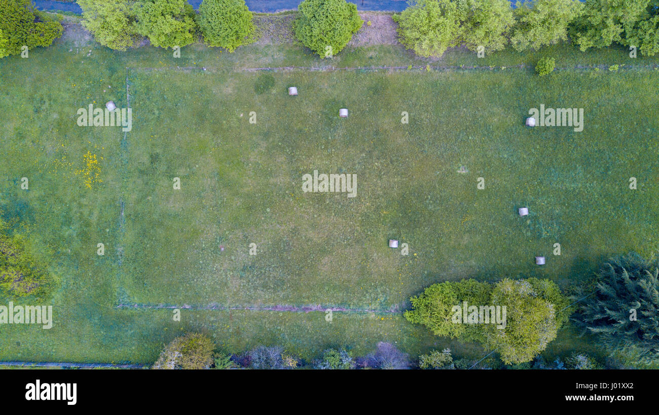 Natur und Landschaft: Luftaufnahme von einem Feld, gepflügtes Feld, Anbau, grasgrün, Landschaft, Landwirtschaft, Heuhaufen, Heuballen Stockfoto